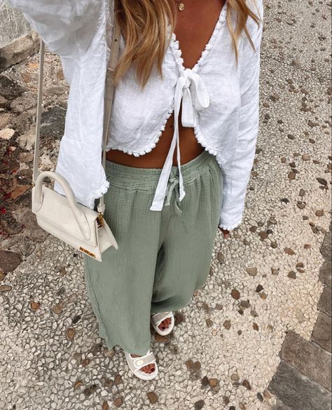 _aurep Europe Shopping, Greece Outfit, Daily Outfit Inspiration, Europe Fashion, Dress Shirts For Women, Ootd Outfit, Athletic Fashion, Endless Summer, Cozy Fashion