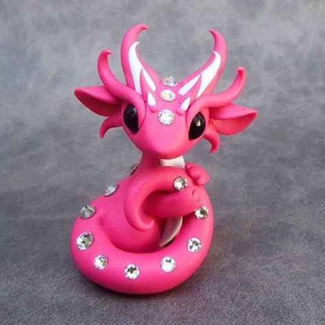 ein-kleiner-pinker-fimo-drachen-mit-pinken-ohren-und-einem-langen-schwanz-und-schwarzen-augen-fimo-ideen Polymer Clay Kunst, Polymer Clay Dragon, Polymer Clay Figures, Clay Dragon, Pink Dragon, Polymer Clay Sculptures, Polymer Clay Animals, Polymer Crafts, Cute Polymer Clay