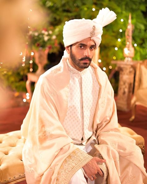 Murtasim Khan, Drama Aesthetic, Black Blazer Men, Tere Bin, Wahaj Ali, Bridal Makeup Images, Makeup Images, Bridal Henna Designs, Pakistani Drama