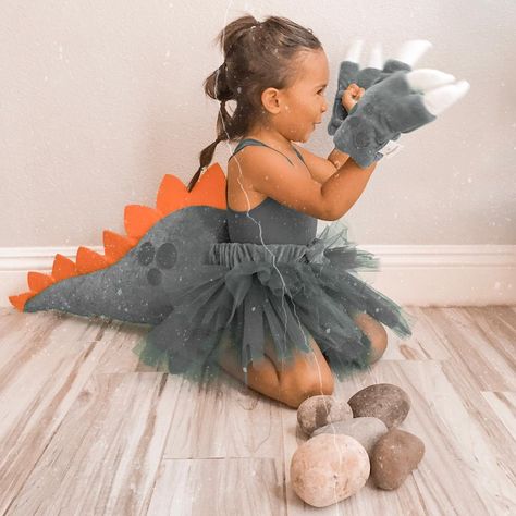 Girl Dinosaur Costume, Dinosaur Halloween Costume, Dino Costume, Toddler Girl Halloween, Halloween Decor Diy, Baby Kostüm, Dinosaur Outfit, Masks Diy, Games Diy