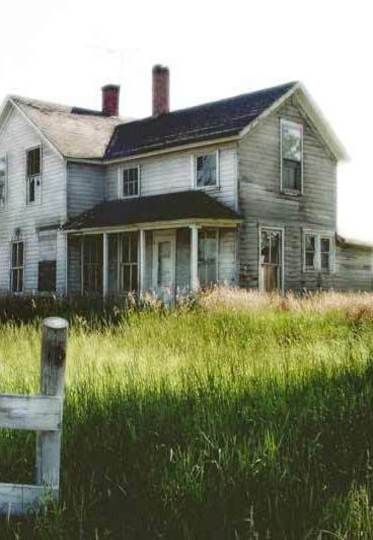 To some this may look like trash but I see a home that needs TLC. If I hit the lottery, I'll be sure to restore an old farm house & bring it back to life! Old White Farmhouse, Run Down House, Abandon Mansions, Farm Homes, Abandoned Homes, Abandoned Property, Old Abandoned Houses, Farm Living, Abandoned Castles