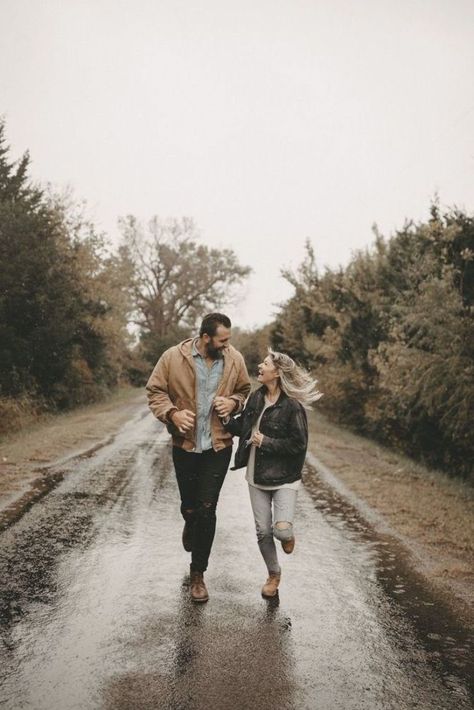 Photoshoot Rainy Day, Rainy Photoshoot, Rainy Engagement Photos, Rainy Photos, Rainy Day Photos, Rainy Day Photography, Outdoor Engagement Photos, Photography Couple, Day Photography