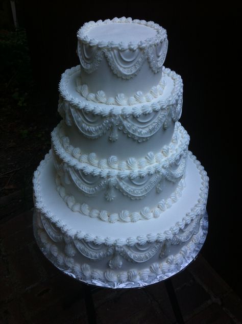 Old School Cake Decorating, Old Wedding Cakes, Fancy White Wedding Cake, Old School Piping Cake, Old School Cake Design, Hand Piped Wedding Cake, Old School Wedding Cakes, Old Cake Design, Wedding Cake Traditional Piping