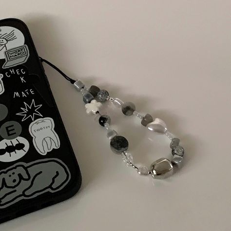 Aesthetic Phone Case Charm, Phone Charm For Black Case, How To Use Phone Charms, Iphone Case Charms, How To Put Phone Charms, Phone Case With Keychain, Phone Case And Charm, Phone Bracelet Aesthetic, Phone Case Black Aesthetic