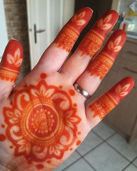 Orange Henna, Henna Stain, Natural Henna, Mehndi Art Designs, Mehndi Artist, Mehndi Art, Henna Mehndi, Mehandi Designs, Henna Designs