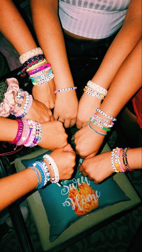 #aesthetic #accesoriosaesthetic #joyeriaaesthetic #vagaryshopping #mariannagonz #collares #phonecharms Friendship Bracelets Aesthetic, Bracelets Aesthetic, Making Friendship Bracelets, Pony Bead Bracelets, Cute Friendship Bracelets, Homemade Bracelets, Diy Bracelets Tutorials, Friendship Bracelets With Beads, Kandi Bracelets