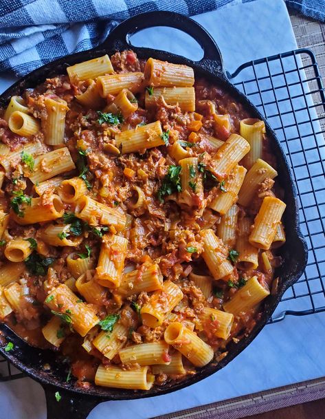 Rigatoni Bolognese, Leek Pasta, Boiling Pasta, Rigatoni Pasta, Hot Italian Sausage, Veggie Pasta, Sausage Pasta, Rigatoni, Pot Meals