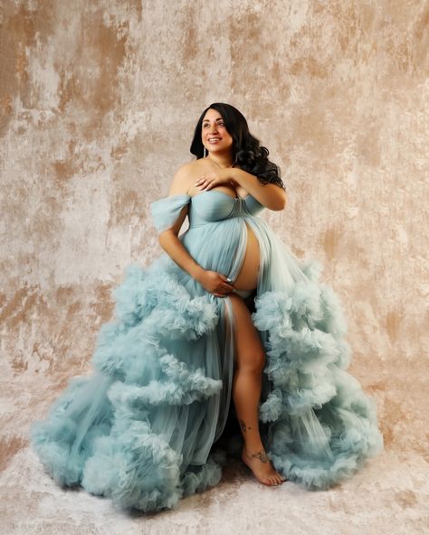 A Cinderella moment 😍 Tulle Gowns, Tulle Maternity Dress, Tulle Dress Long, Bridal Women, Maternity Gown, Maternity Dresses For Photoshoot, Feather Wedding, Dress Maternity, Wedding Robe