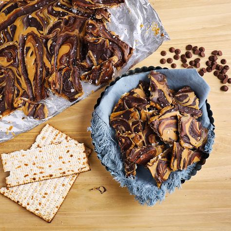 Matzo Brittle, Dessert Nachos Recipe, Peanut Butter Toffee, Melted Chocolate Chips, Dessert Nachos, Cinnamon Desserts, Ready Set Eat, Recipes Authentic, Homemade Candy