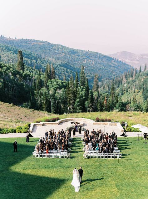 Looking for one of the most beautiful Utah wedding venues? Look no further than the jaw dropping mountain views at Montage Deer Valley in Park City. In my latest post I give all the details why this is one of the best Utah wedding venues. Utah Wedding Venues Outdoor, Deer Valley Wedding, Montage Deer Valley, Utah Wedding Venues, Summer Mountain Wedding, Wedding Ceremony Seating, Modern Wedding Design, Wedding Venues Utah, Utah Mountains