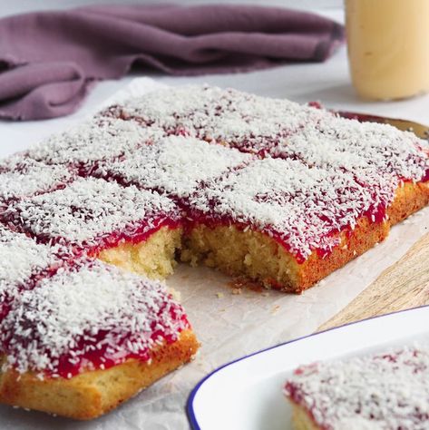 Jam and coconut sponge cake Carrot Cake Traybake, Coconut Sponge Cake, Traybake Recipes, Cake Recipes Uk, Carrot Cake Recipe Easy, Sponge Cake Recipe, Easy Carrot Cake, Sweet Potato Cake, Afternoon Tea Recipes