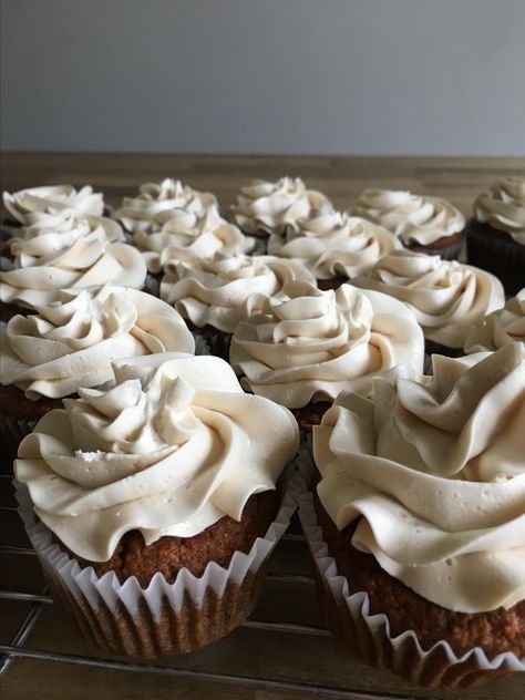 Honey Hard Candy Recipe, 40 Cupcakes, Cake Icing Tips, Meringue Buttercream Frosting, Honey Buttercream, Hard Candy Recipes, Italian Meringue Buttercream, Meringue Frosting, Recipe Italian