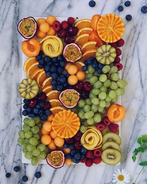 Fruit Set Up For Party, Fall Fruit Board, Fruit Boards For Parties, Fruit Grazing Board, Nutrient Dense Diet, Marry Kotter, Thanksgiving Fruit, Picnic Date Food, Fruit Board