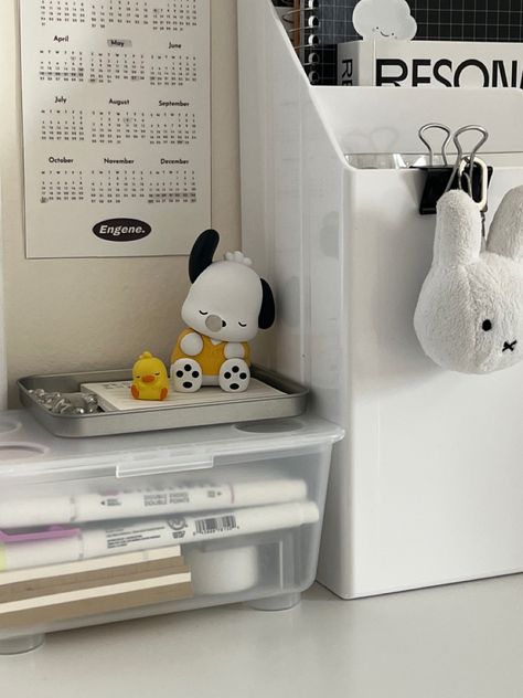 Minimalist School Aesthetic, Desk Ideas Minimalist, Minimal Kpop Room, Pochacco Room Ideas, Kpop Room Aesthetic Minimalist, Desk Aesthetic Minimal, Miffy Room, Sanrio Desk, Sanrio Aesthetic