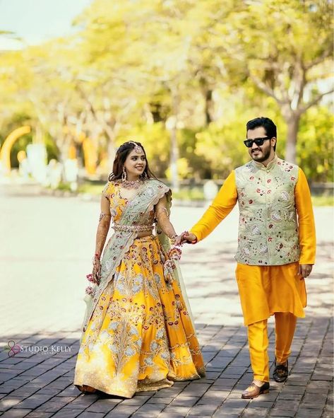 Color Coordinated Outfits For Couples, Couple Dress Matching Indian, Outfits For Haldi, Colour Coordinated Outfits, Dresses For Haldi Ceremony, Couple Dress Matching, Haldi Look For Bride, Bride And Groom Dress, Haldi Dress Ideas