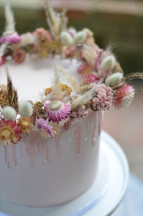 Shades of pink dried flowers on a pale pink cake Dried Flower Birthday Cake, Wedding Cake Dried Flowers, Dried Flowers Cake, Flower Cake Ideas, Flower Wedding Cakes, Dried Flower Projects, Dried Flower Cake, Flower Cake Design, Flower Wedding Cake