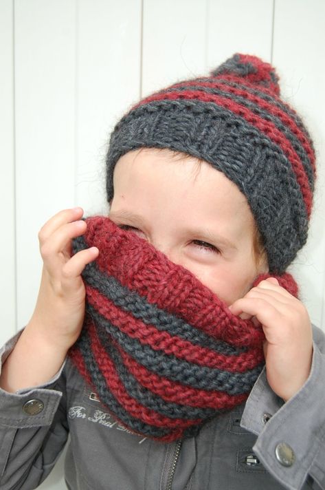 voici un bonnet et un snood assortis pour enfant en laine plassard aiguille N°5 pour le tuto contactez moi. Tricot Baby, Loom Knitting Stitches, Crochet Toddler, Crochet For Boys, Baby Hats Knitting, Crochet Set, Crochet Baby Hats, Knitting For Kids, Knitted Shawls