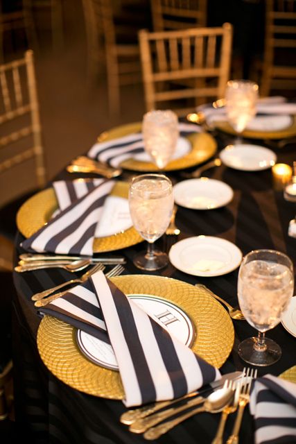 Wedding Napkin Folding, 2016 Wedding Trends, Napkin Folding Tutorial, Cloth Napkin Folding, Black And Gold Wedding, Folding Ideas, Wedding Decoration Ideas, Tafel Decor, Gold Wedding Decorations