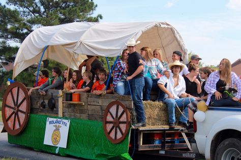 Cowboy Float Ideas, Western Themed Parade Floats, Western Homecoming Float Ideas, Country Theme Parade Float, Agriculture Parade Float Ideas, Western Theme Homecoming Float, Cowboy Parade Float Ideas, Pioneer Parade Float Ideas, Fair Parade Float Ideas