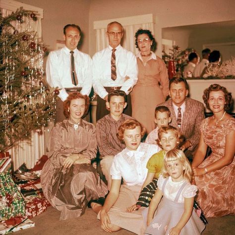 Christmas Family Photo Ideas, Christmas Pictures Vintage, Christmas Photograph, Vintage Christmas Photos, Family Photo Ideas, Ghost Of Christmas Past, 1950s Christmas, Family Christmas Pictures, Mid Century Christmas