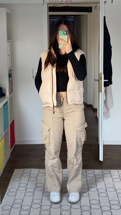 Khaki White Black Outfit, Winter Beige Pants, Creme Cargo Pants Outfit, Outfits Con Cargo Pants, Complexión Media, Outfit Ideas Cargo, Cargo Pants Outfit Winter, Outfit Ideas Cargo Pants, Brown Jacket Outfit