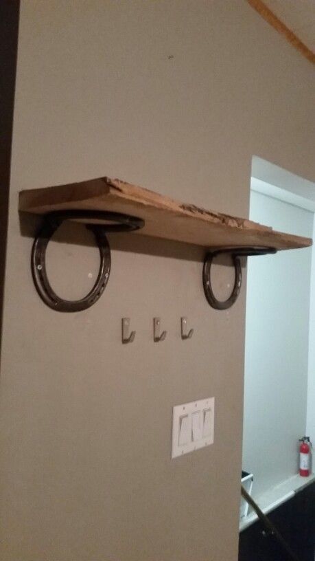 Horseshoe Tack Holder, Horse Shoe Shelf, Wood And Horseshoe Projects, Shelf Hangers Ideas, Horseshoe Hangers, Horse Shoe Ideas, Horseshoe Hanger, Horseshoe Shelf, Live Edge Art