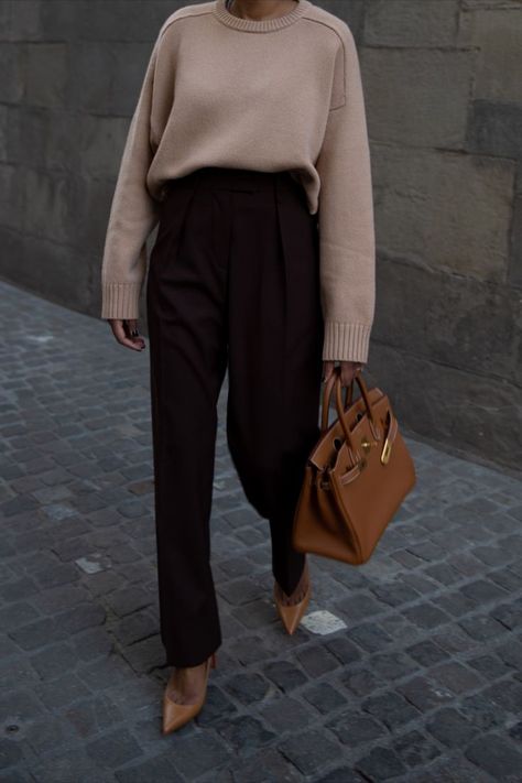 Brown Trousers Outfit Women, Brown Trousers Outfit, Spring Neutrals, Wide Leg Trousers Outfit, Pant Outfits For Women, Brown Pants Outfit, Dress Pants Outfits, Outfit Minimalist, Trousers Outfit