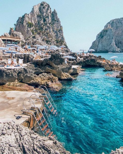 La Fontelina Beach Club in Capri, Italy 🇮🇹💦. ————— One of the best and most cozy beach clubs in Italy. Great food and great vibe in a… Traveling Nature, Capri Italia, Capri Island, Nature Trip, Corporate Bytes, Best Vacation Spots, Capri Italy, Italy Aesthetic, Travel Italy