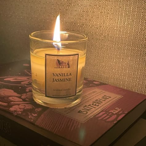 Downtown Coquette, Scented Candles Aesthetic, Books Autumn, Jasmine Candle, Candle Obsession, Light A Candle, Jasmine Scent, Candles Scented, Cozy Candles