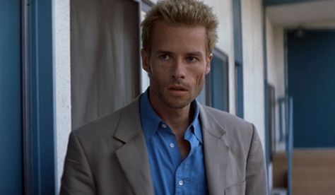 Guy Pearce Guy Pearce Memento, Memento Film, Memento Movie, Three Act Structure, Nolan Film, Guy Pearce, Good Movies On Netflix, Actor Studio, Christopher Nolan