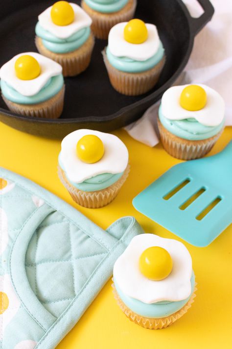 Fried Egg Cupcakes | Club Crafted Egg Cupcakes, Cupcake Cake Designs, Cupcake Wars, Egg Cake, Creative Cupcakes, Cupcakes Cake, Cute Baking, Easy Cupcakes, Cupcake Designs