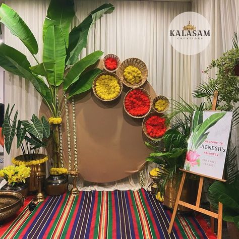 Puja Background Decoration, Satyanarayana Pooja Decoration Ideas, Traditional Backdrop Decoration, Pooja Backdrop Decoration, Traditional Backdrop, Minimal Wedding Decor, Small Wedding Decor, Home Flower Decor, Greenery Plants