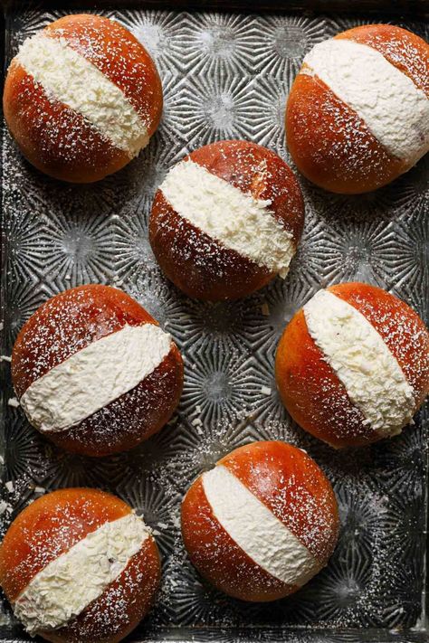 Filled Buns, Cream Bun, Italian Cream, Italian Pastry, Bakers Gonna Bake, Buns Recipe, Dessert Cake Recipes, Sweet Cream, Bun Recipe