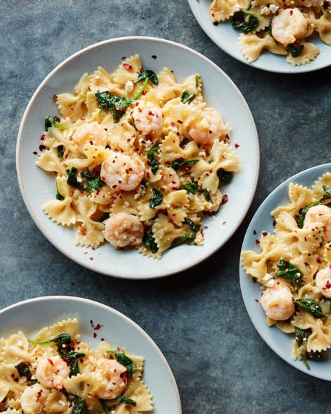 Want a meal for the whole family that's easily prepared in just one pan? Check out this #shrimp #recipe for Bow Ties with Shrimp, Spinach, and Feta! #shrimprecipe #pasta #bowties #shrimppasta #spinach #feta Yummy Shrimp Recipes, Shrimp Spinach, Feta Recipe, Bow Tie Pasta, Sheet Pan Suppers, Weekly Meals, Pan Dinners, Cheesy Pasta, Bowtie Pasta