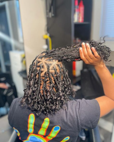 Keep scrolling to see pretty triangle parts💗 🌸Ready to learn how to braid?🌸🧚🏼‍♀️ 🌸Arri’s SchoolHouse and Arri’s Little Braid Book is here! 🎓🎉 Ready to learn how do bussdown braids that are FULL and FLAT? Or do you just want to learn a solid parting foundation for any protective style? You’ll learn things like: - tucking color -triangle parts -brick layers -installing bohemian curls -and much more! 🌸style: bohemian plaits 🌸add ons: bantu knots ends, triangle parts 🌸Follow @ArrisDollHouse... Brick Layer Parting Braids, Bohemian Plaits, Bussdown Braids, Bohemian Curls, Triangle Parts, How To Braid, Bantu Knots, Purple Party, Protective Style