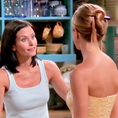 Rachel Friends Hair, Waitress Hairstyles, Friends The One Where, Monica Hairstyles, Green Wedding Hair, Rachel Green Hair, Rachel Hair, Jennifer Aniston Hair, Jenifer Aniston