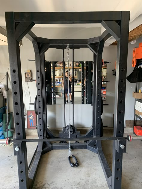 Diy Pulley System Gym, Power Rack Diy, Diy Power Rack, Outdoor Home Gym, Diy Exercise Equipment, Homemade Gym Equipment, Home Made Gym, Home Gym Basement, Dream Home Gym