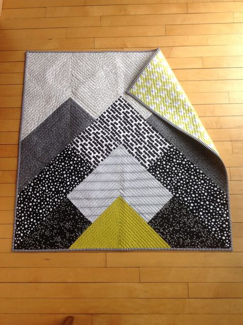 Misty Mountains | A Quilt Pattern - Patchwork and Poodles Mountain Quilt Block, Mountains Quilt, Mountain Quilt Pattern, Mountain Quilt, Jeans Recycling, Mountain Quilts, Misty Mountains, Quilt Square Patterns, Crazy Patchwork