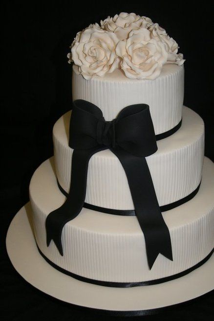 Ivory with Black Bow Black Bow Wedding Cake, Black And White Wedding Cake Ideas, Bow Wedding Cakes, Tiffany Birthday Party, Mummy Birthday, Tiffany Birthday, 21st Ideas, Birthday Deco, Hello 30