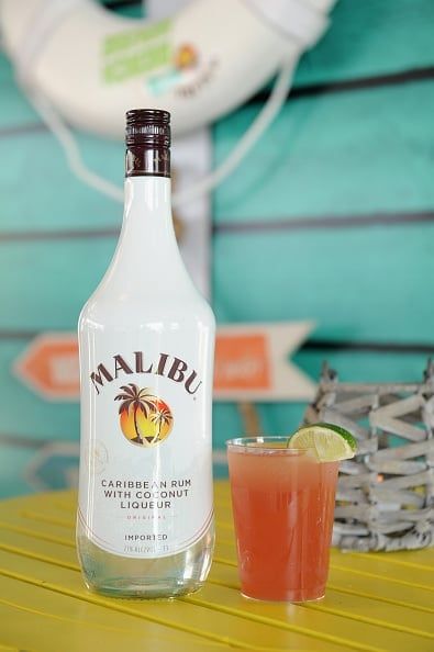 Malibu Rum Flavors, Fruity Alcoholic Drinks, Sweet Alcoholic Drinks, Tropical Cocktail Recipes, Malibu Pineapple, Fruity Alcohol Drinks, Coconut Liqueur, Flavored Rum, Malibu Coconut