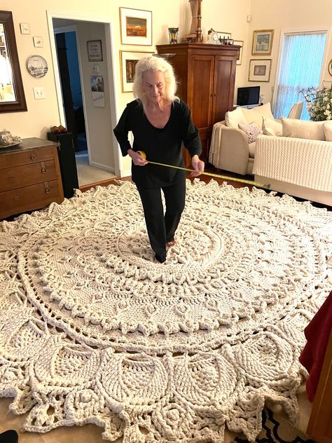 Gorgeous mandala crochet rug Crystals And Crochet, Crochet Living Room Rug, Mandala Rug Crochet Free Pattern, Crochet Floor Rug Yarn, Mandala Rug Crochet, Diy Crochet Rug, Easy Crochet Rug Patterns, Easy Crochet Rug, Crochet Wine