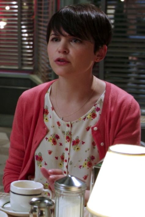 𝐺𝑖𝑛𝑛𝑖𝑓𝑒𝑟 𝐺𝑜𝑜𝑑𝑤𝑖𝑛 as Mary Margaret Blanchard in the 2011 episode of the television series 𝑂𝑛𝑐𝑒 𝑈𝑝𝑜𝑛 𝑎 𝑇𝑖𝑚𝑒 entitled 𝑆𝑛𝑜𝑤 𝐹𝑎𝑙𝑙𝑠.

#SnowFalls #OnceUponaTime #GinniferGoodwin Mary Margaret Blanchard Outfits, Mary Margaret Blanchard, Business Wardrobe, Snow Falls, Mary Margaret, Ginnifer Goodwin, Movie Costumes, Once Upon A Time, Capsule Wardrobe