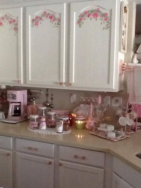 Pink Kitchen Aesthetic Vintage, Vintage Aesthetic Kitchen, Vintage Pink Kitchen, Doll Shelf, Baños Shabby Chic, Shabby Kitchen, Cocina Shabby Chic, Muebles Shabby Chic, Decoration Shabby