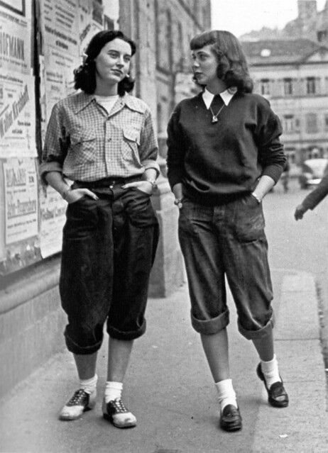 American students in Heidelberg Germany, 1947 | Giuly | Flickr 1950s Pants, 40s Mode, Public Enemies, Tomboy Stil, Teddy Girl, Istoria Artei, Estilo Pin Up, Mode Retro, Teddy Boys