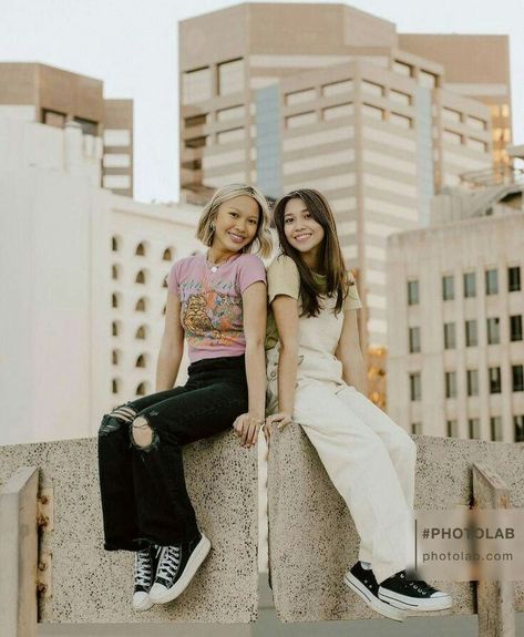 Two People Poses Best Friends, Urban Photo Shoot Outfits, Group Podcast Photoshoot Ideas, Best Friend Photoshoot Downtown, Duo Shoot Ideas, Downtown Photoshoot Friends, Sister Aesthetic Photography, Best Friend Senior Pictures Poses, Best Friend Professional Photoshoot