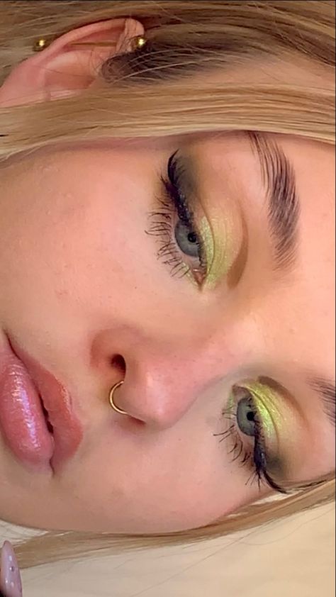 Hooded Eye Makeup Green Eyes, Cottage Core Makeup Looks, Subtle Green Makeup, Hippie Eye Makeup, Bohemian Makeup Look, Eclectic Makeup, Hippie Makeup Looks, Makeup Verde, Hippie Makeup