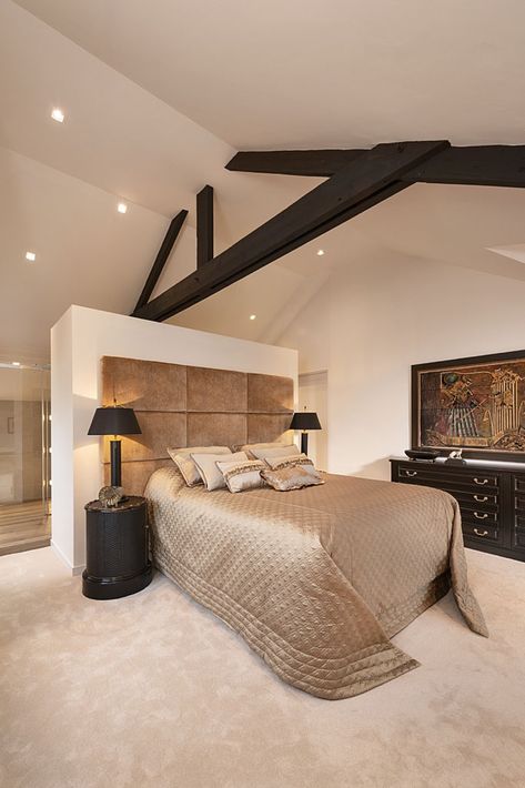 Sloping ceilings are common in houses and especially in bedrooms they can give the room extra atmosphere. In this bedroom … The post Spacious bedroom appeared first on HOOG.design - Exclusive living inspiration. Farmhouse Style Bedrooms, Interior Luxury, Sleeping Room, Loft Room, Top Ideas, Country Bedroom, Modern Bedroom Design, Bedroom Loft, Luxurious Bedrooms