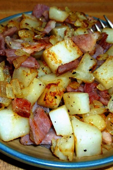 EASY HAM AND POTATO HASH Fried Ham And Potatoes, Ham And Fried Potatoes, Ham And Potatoes Recipes, Ham And Sweet Potato Recipes, Diced Ham Recipes, Ham Hashbrown, Pork Hash Recipe, Ham And Potato Recipes, Ham Hash