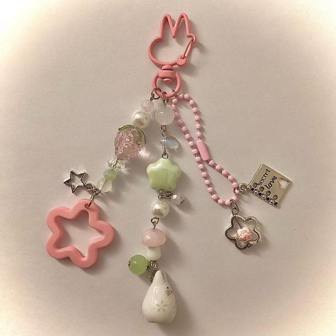 Pretty Jewelry Necklaces, Fairy Jewelry, Bead Charms Diy, Diy Bracelet Designs, Handmade Jewelry Tutorials, Jewelry Accessories Ideas, Handmade Wire Jewelry, Beaded Accessories, Beaded Keychains