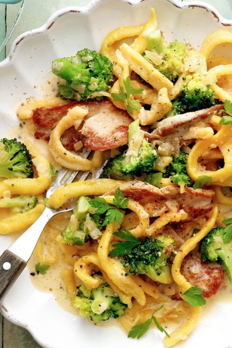 Schnell und fein mit saftigem Fleisch und knackigem Brokkoli – diese One Pot Pasta schmeckt Kindern und Erwachsenen. Und das Beste: Sie ist mit nur einem Topf in weniger als einer halben Stunde auf den Tisch gezaubert. #fleisch #saftig #knackig #brokkoli #kinder #onepotpasta #onepot #topf #30minuten #schnell #fix #kochen #lecker #einfach #mittagessen #abendessen #spätzle #spätzletopf #filet #scheinefilet #spätzlepfanne Italian Dinner Recipes, Food Receipt, Clean Cooking, Lunch Recipes Healthy, Food O, One Pot Pasta, Easy Cooking, One Pot, Workout Food